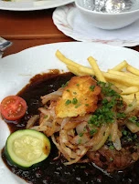 Rostbraten Mit Pommes Frites Und Salat